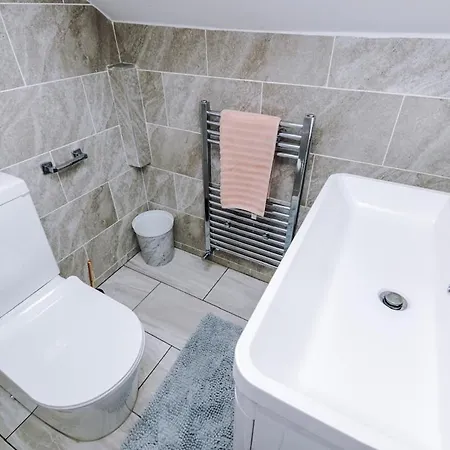 Sleeps 13, Free Parking, Near Etihad & C0-0p Live, 4br Tatil Evi *