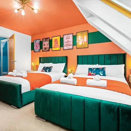 Stylish 4 Bed House With Garden - 4 Doubles Beds & 1 Single Bed - Sleeps 9 - Salford - Free Parking - Smart Tvs In Every Bedroom - Free Netflix - 6 Min To Centre, Close To Trafford Centre, Etihad Stadium, Arena, Clubs & Mor *