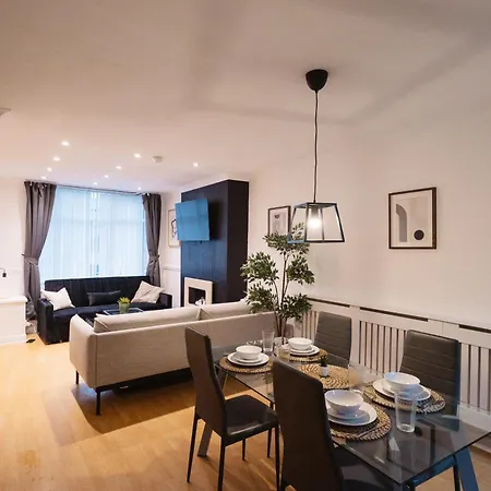 Modern 3 Bedroom House In Salford, Sleeps 6, 16 Minutes From Centre, Free Parking And Wi-fi, Weekly & Monthly Stays, Great Rates Available At Peachy * 맨체스터