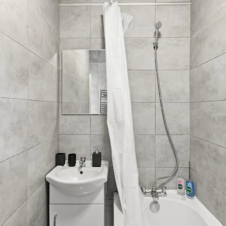 2 Bedroom 5 Beds House 10 Minutes Away From Centre And Hospitals On Street Parking ,great For Long Term Contractors And Hospital Workers Vakantiehuis Manchester