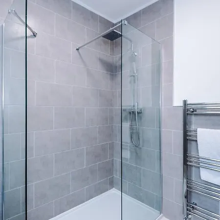Spacious 4Br Home - Walk To Metrolink - Free Parking - Sleeps 8 Prázdninový dům *