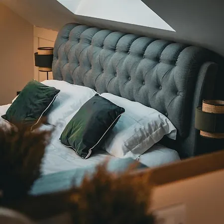 Stunning Family With Hot Tub In Worsley Holiday home