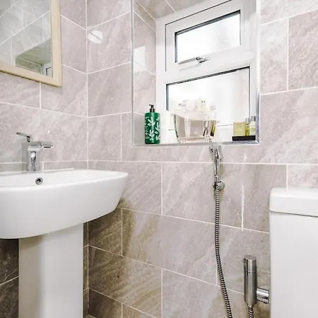Sleeps 13, Free Parking, Near Etihad & C0-0p Live, 4br بيت للعطل مانشستر