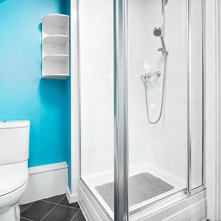 Casa vacanze Stylish 4 Bed House With Garden - 4 Doubles Beds & 1 Single Bed - Sleeps 9 - Salford - Free Parking - Smart Tvs In Every Bedroom - Free Netflix - 6 Min To Centre, Close To Trafford Centre, Etihad Stadium, Arena, Clubs & Mor