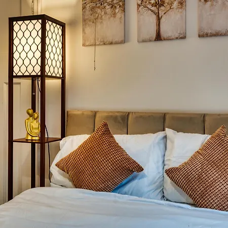 3 Bedrooms Sleeps 7 Free Parking בית נופש