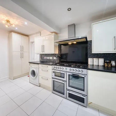 3 Bedrooms Sleeps 7 Free Parking Casa vacanze