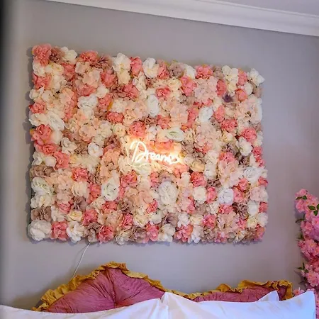 בית נופש The Vibe & Play Hangout - Hot Tub Retreat