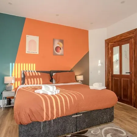 Modern & Spacious 4-bedroom Home, Family & Contractor Friendly, בית נופש
