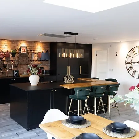 Stunning Family With Hot Tub In Worsley Manchester