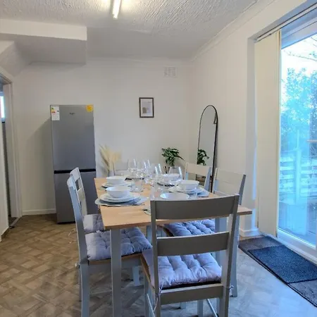 Stylish 3br In Swinton - Free Parking *