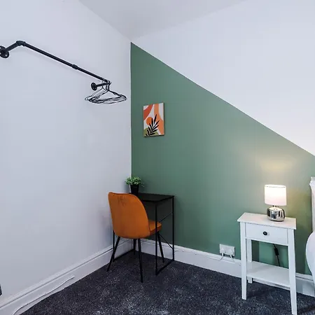 Spacious 3 Bed In By 53 Degrees Property, Perfect For Group Stays, Sleeps 8 With Free Parking!