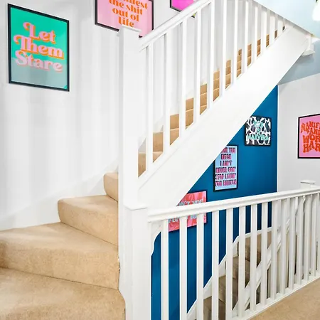 Stylish 4 Bed House With Garden - 4 Doubles Beds & 1 Single Bed - Sleeps 9 - Salford - Free Parking - Smart Tvs In Every Bedroom - Free Netflix - 6 Min To Centre, Close To Trafford Centre, Etihad Stadium, Arena, Clubs & Mor