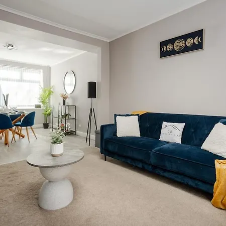 Casa de Férias Stunning 2br House In Near Etihad And Coop Arena *