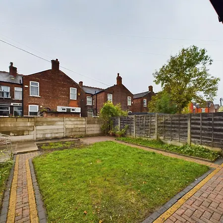 Newly Built 4-bed Semi-detached 2 Baths, Near Ferienhaus Manchester