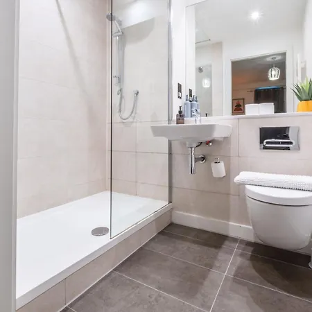 Bright Modern Townhouse With Free Parking *