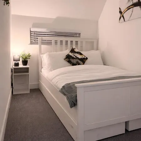 Boutique Mcr With Games Table, Sleeps 9 *