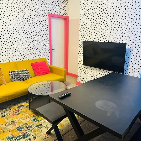 Getaway Bright & Spacious With Parking * Manchester