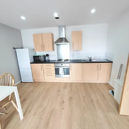 Homestay Modern Private In Shared 2 Bed Flat Camp St *