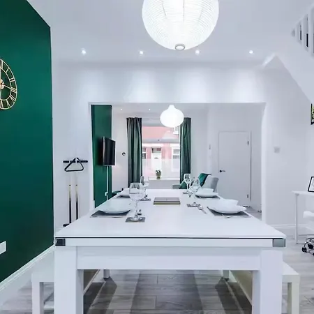Modern 2-bed House Near Centre - Sleeps 6