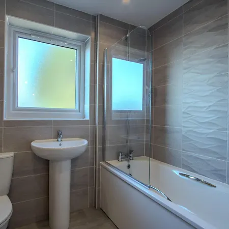 Modern 2-bed In Swinton By Mcpi Hosting, Perfect For Families & Contractors *