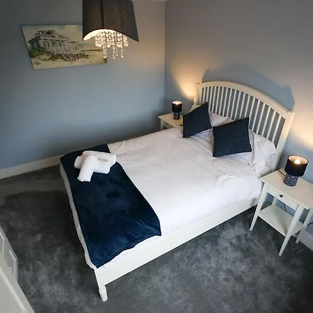 Stunning Family With Hot Tub In Worsley