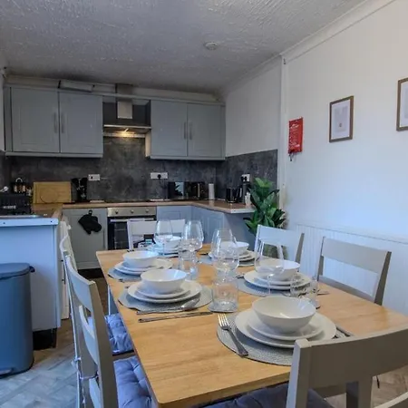 Stylish 3br In Swinton - Free Parking Holiday home *