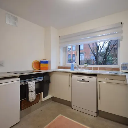 Vakantiehuis Cosy 2bdr House With Driveway Near *