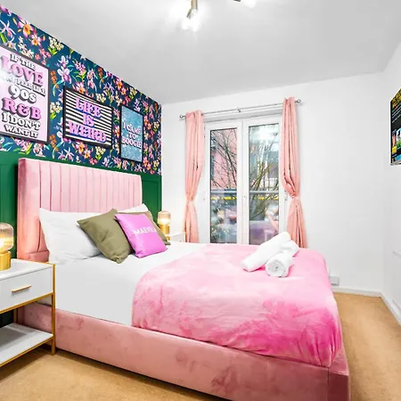 Stylish 4 Bed House With Garden - 4 Doubles Beds & 1 Single Bed - Sleeps 9 - Salford - Free Parking - Smart Tvs In Every Bedroom - Free Netflix - 6 Min To Centre, Close To Trafford Centre, Etihad Stadium, Arena, Clubs & Mor Casa vacanze