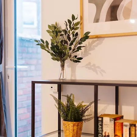 Modern 3 Bedroom House In Salford, Sleeps 6, 16 Minutes From Centre, Free Parking And Wi-fi, Weekly & Monthly Stays, Great Rates Available At Peachy 펜션 맨체스터