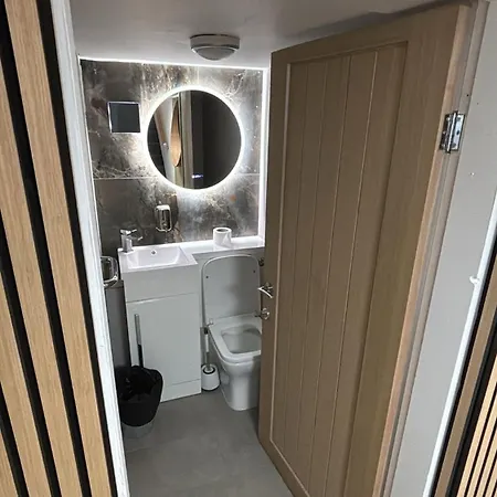 Gæstehus Hendham - Near Etihad Stadium, Coop Live Arena, National Cycling Centre & 24 Hour Asda Manchester