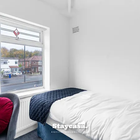Spacious 4-bed Near Didsbury بيت للعطل