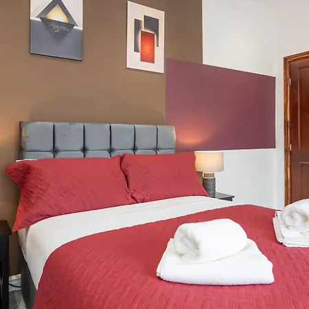 Modern & Spacious 4-bedroom Home, Family & Contractor Friendly,