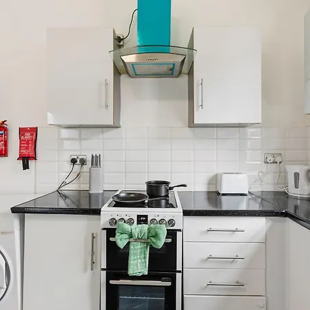 Manchester 2 Bedroom 5 Beds House 10 Minutes Away From City Centre And Hospitals On Street Parking ,Great For Long Term Stays Contractors And Hospital Workers *