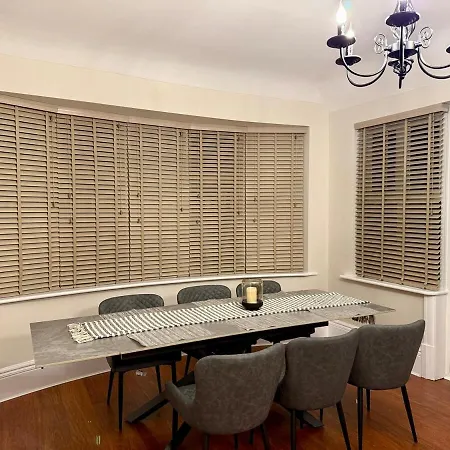 Сasa de vacaciones Large Luxury 4 Bedroom With Parking