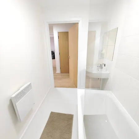 Modern Private In Shared 2 Bed Flat Camp St Homestay