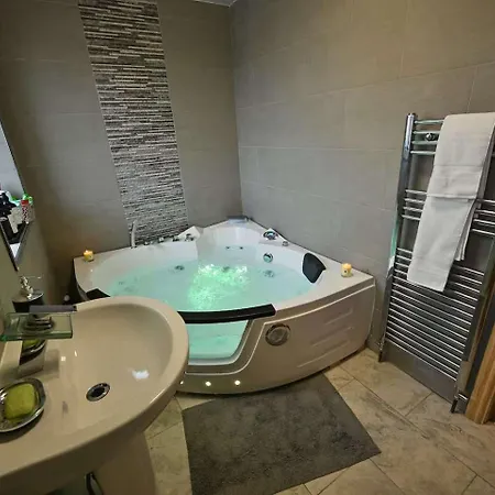 Elegant With Hot Tub * Mánchester