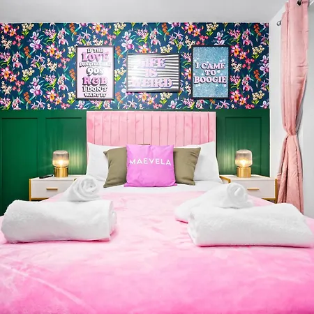 Stylish 4 Bed House With Garden - 4 Doubles Beds & 1 Single Bed - Sleeps 9 - Salford - Free Parking - Smart Tvs In Every Bedroom - Free Netflix - 6 Min To Centre, Close To Trafford Centre, Etihad Stadium, Arena, Clubs & Mor *