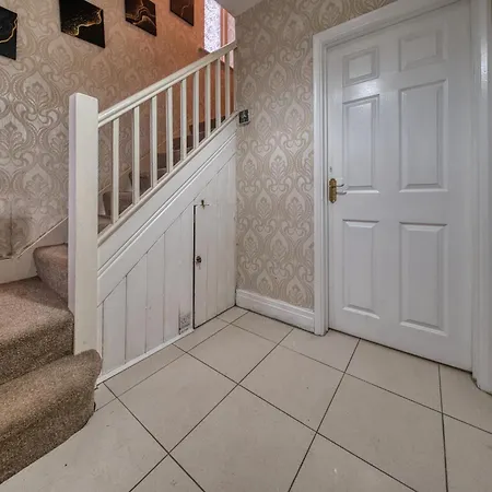 3 Bedrooms Sleeps 7 Free Parking בית נופש מנצ'סטר