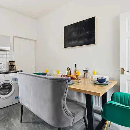 Manchester 2 Bedroom 5 Beds House 10 Minutes Away From City Centre And Hospitals On Street Parking ,Great For Long Term Stays Contractors And Hospital Workers Holiday home Manchester