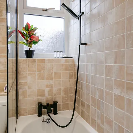 Spacious 4 Bed Ideal For Business & Long Term Stays, Free Parking * مانشستر