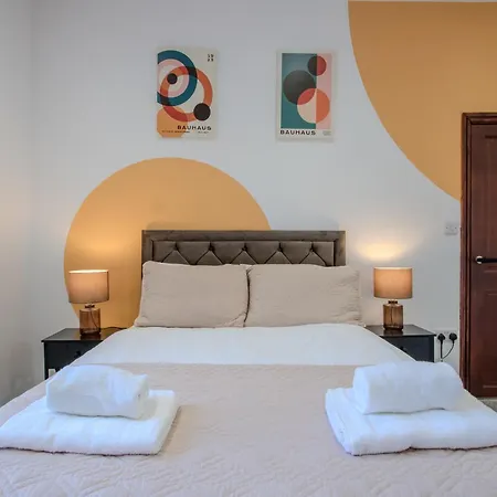 Modern & Spacious 4-bedroom Home, Family & Contractor Friendly, Casa de Férias