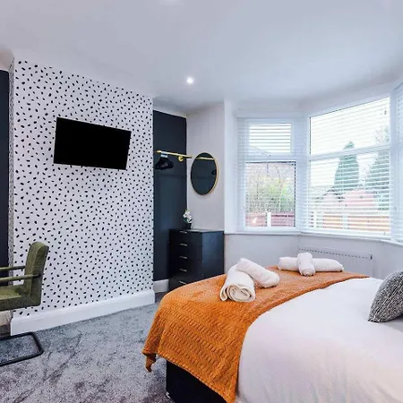 Spacious 4Br Home - Walk To Metrolink - Free Parking - Sleeps 8 * Manchester