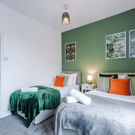 Tatil Evi Spacious 3 Bed In By 53 Degrees Property, Perfect For Group Stays, Sleeps 8 With Free Parking! *