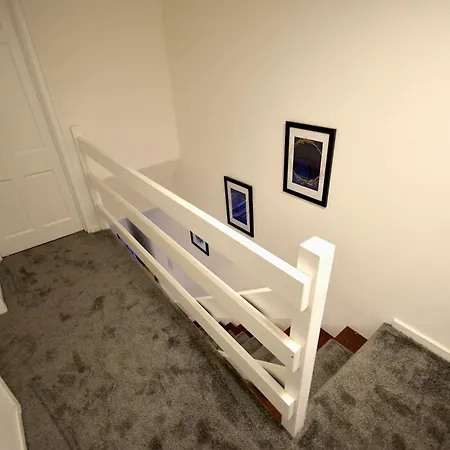 펜션 Cosy 2bdr House With Driveway Near *