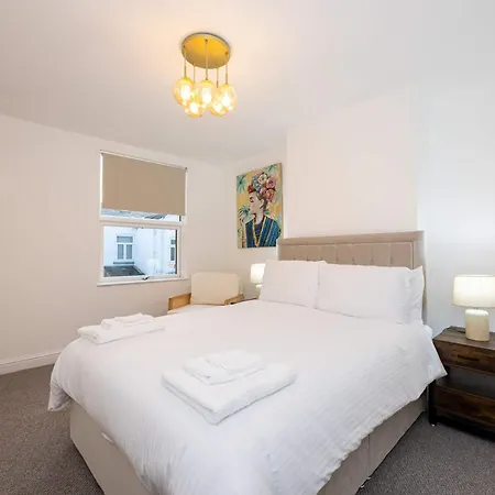 Goulder House- Close To Motorway & Co-op Live