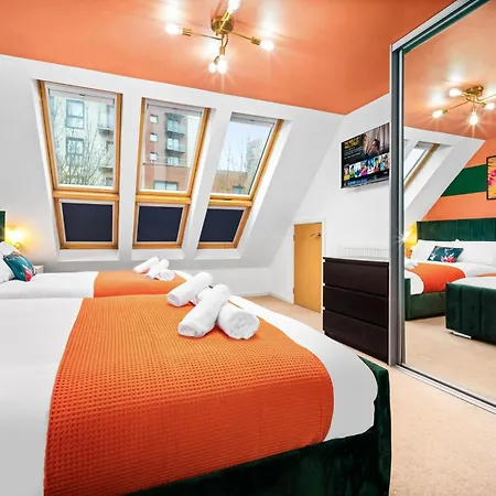 Stylish 4 Bed House With Garden - 4 Doubles Beds & 1 Single Bed - Sleeps 9 - Salford - Free Parking - Smart Tvs In Every Bedroom - Free Netflix - 6 Min To Centre, Close To Trafford Centre, Etihad Stadium, Arena, Clubs & Mor