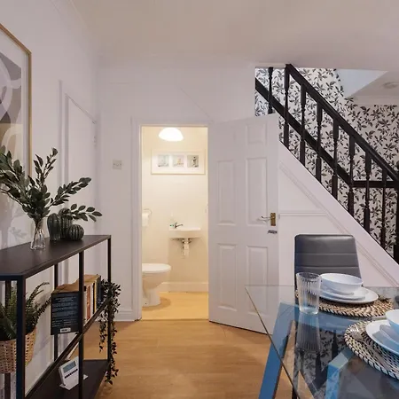 Holiday home 3 Bedroom House In Salford - Sleeps 6 Guests, Contractors, Groups, Families, Business, Leisure & Relocation Welcome, 15 Minutes From Centre, Fast Wi-fi, Smart Tv In Each Bedroom And Free Parking, Long & Short Welcome *