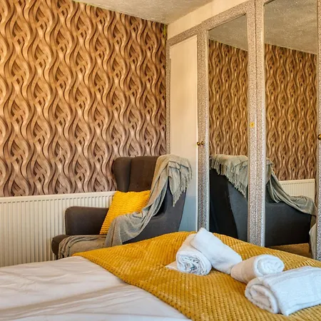 בית נופש 3 Bedrooms Sleeps 7 Free Parking *