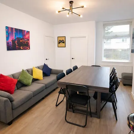 Game Zone, Trafford Centre Nearby, Sleeps 8 * Манчестер