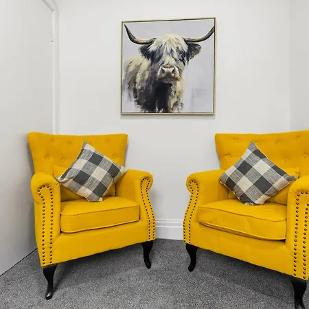 Manchester 2 Bedroom 5 Beds House 10 Minutes Away From City Centre And Hospitals On Street Parking ,Great For Long Term Stays Contractors And Hospital Workers Holiday home *